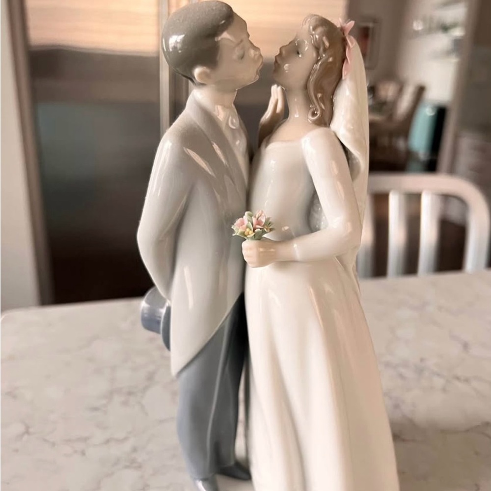 LLADRO FIGURINE “A KISS TO REMEMBER” BRIDE AND GROOM, retails for $455
